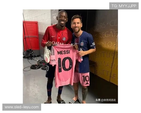 足球明星同框合影展现荣耀时刻，聚焦世界足坛巨星精彩瞬间