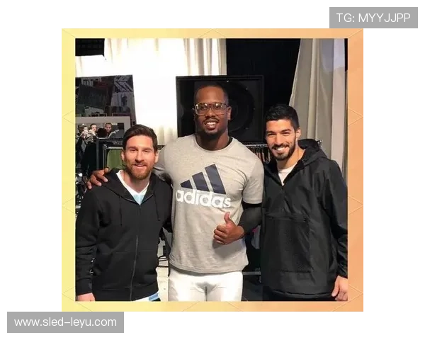 足球明星闪耀时尚舞台，精彩走秀展现运动与潮流完美融合